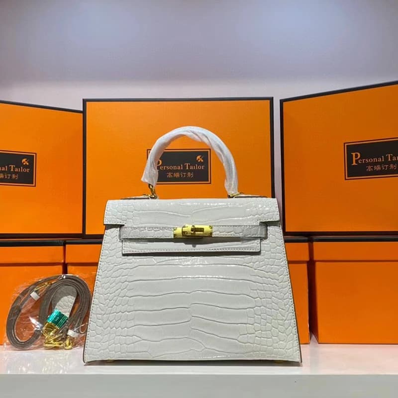 Sac à main Mini Kelly de deuxième génération en cuir véritable à motif crocodile pour femme (collection 2026), porté épaule.