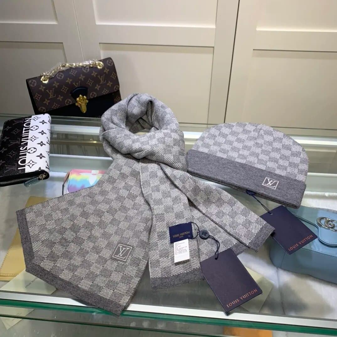 Ensemble bonnet et écharpe Louis Vuitton de qualité, en laine tricotée, pour homme et femme.