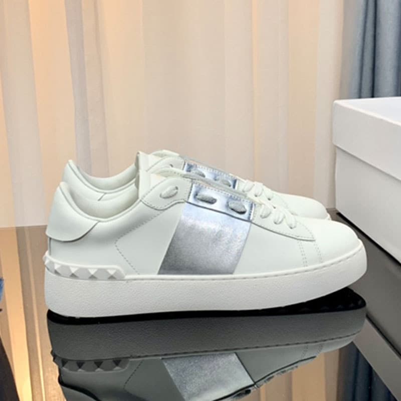 2024 Nouvelles chaussures de sport décontractées V-Home avec rivets, chaussures blanches en cuir véritable, planche de couple à la mode et tendan