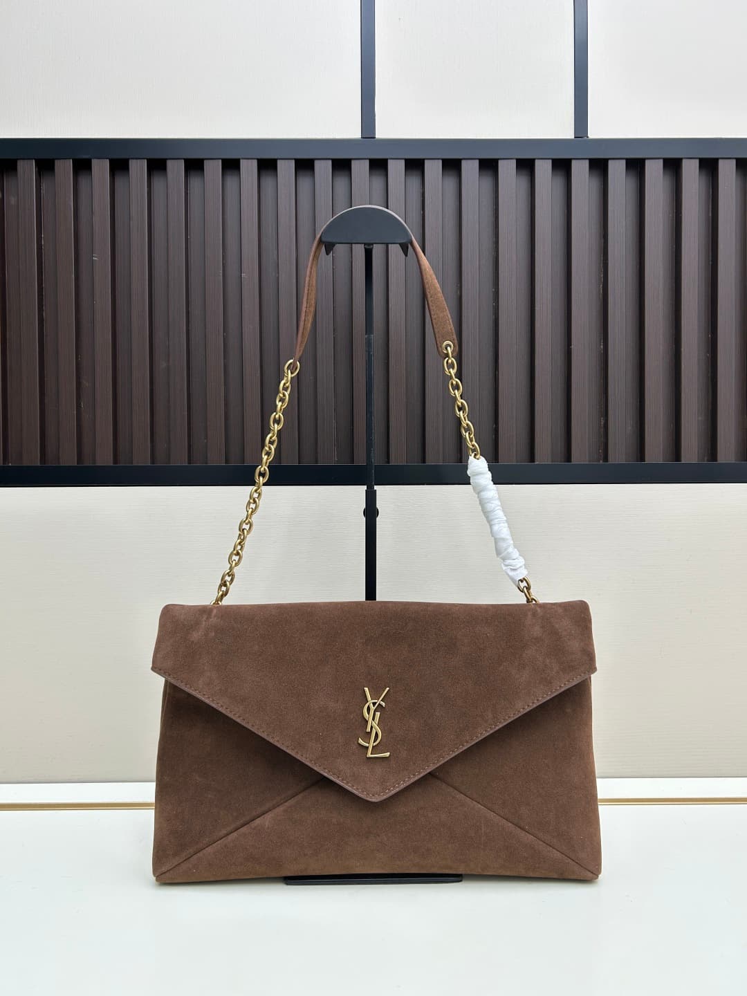 Nouveau sac Saint Laurent Envelope 25 en daim (réf. 220). Ce sac à main présente un design de type enveloppe et un cuir texturé. Logo doré.