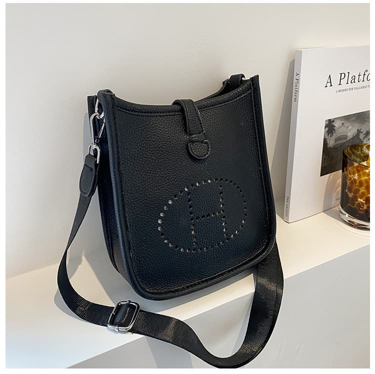 Sac bandoulière carré simple et uni pour femme, collection printemps 2026. Style décontracté et tendance.