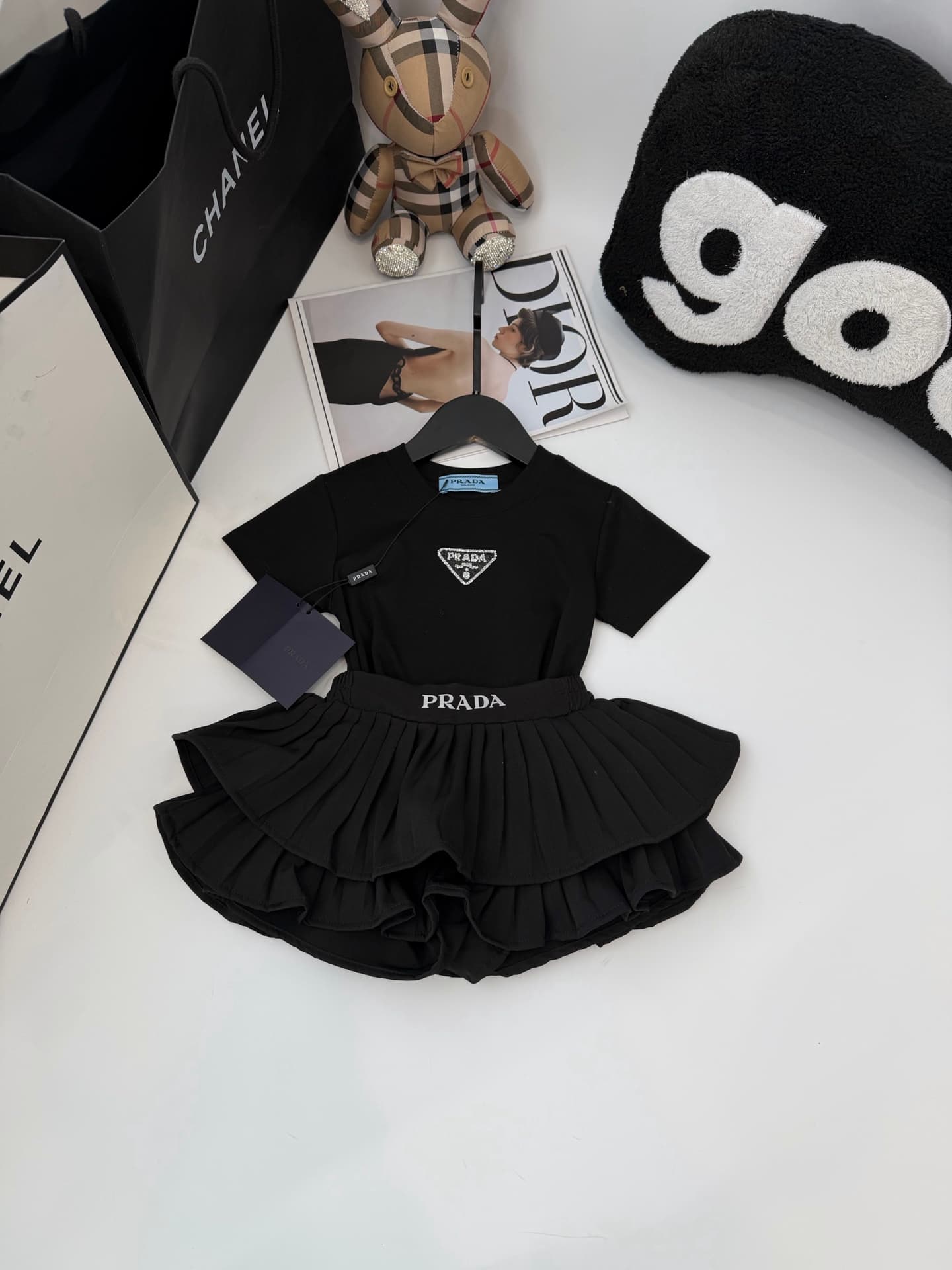 Ensemble deux pièces noir à manches courtes pour fille : T-shirt à logo strass et jupe-short plissée à volants, tenue décontractée