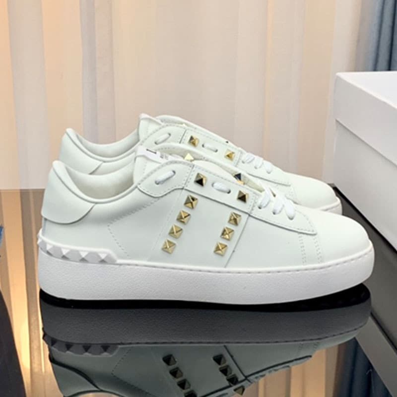 2024 Nouvelles chaussures de sport décontractées V-Home avec rivets, chaussures blanches en cuir véritable, planche de couple à la mode et tendan