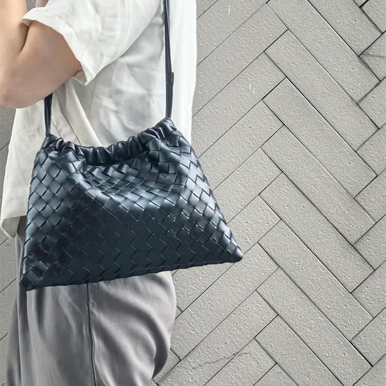 2025 New Hih-End Woven Quilted Manetic Buckle Drawstrin Handheld Genuine Leather Women's Simple Shoulder Crossbody
