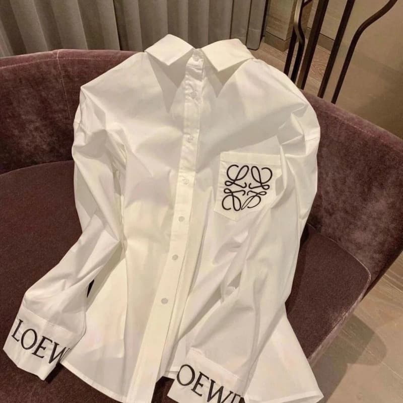 Haut blanc à manches longues, coupe ample et décontractée, orné de broderies haut de gamme. Veste/chemise polyvalente.