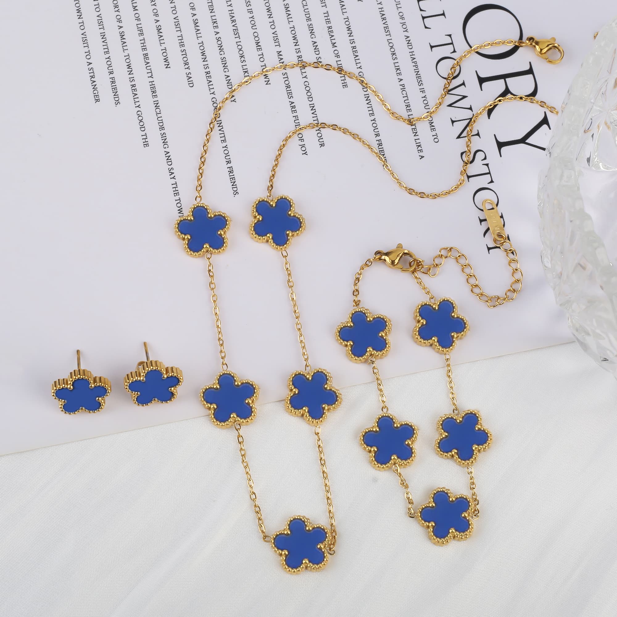 Ensemble de 3 pièces plaqué or 18 carats : collier, boucles d'oreilles et bracelet en forme de fleur à cinq feuilles. Bijou tendance pour femme, i