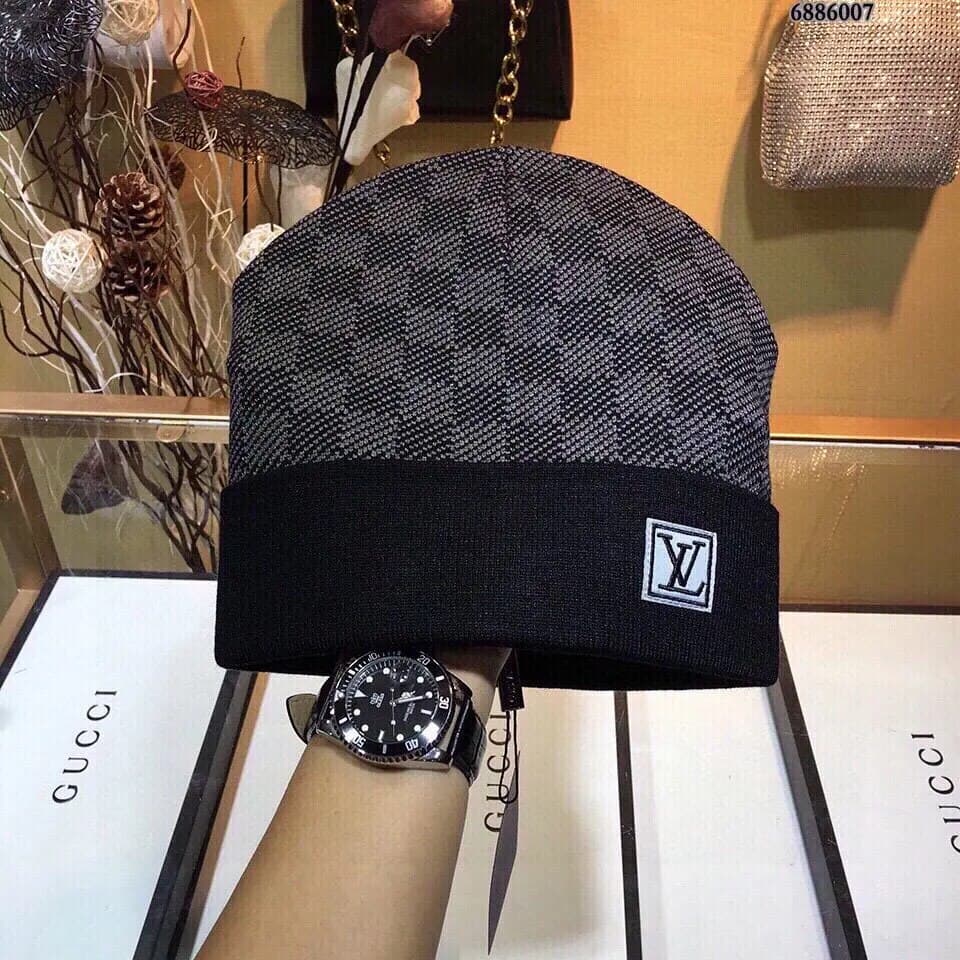 Ensemble bonnet et écharpe Louis Vuitton de qualité, en laine tricotée, pour homme et femme.