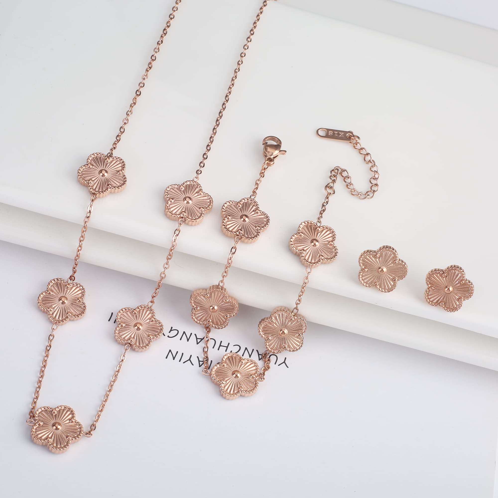 Ensemble de 3 pièces plaqué or 18 carats : collier, boucles d'oreilles et bracelet en forme de fleur à cinq feuilles. Bijou tendance pour femme, i