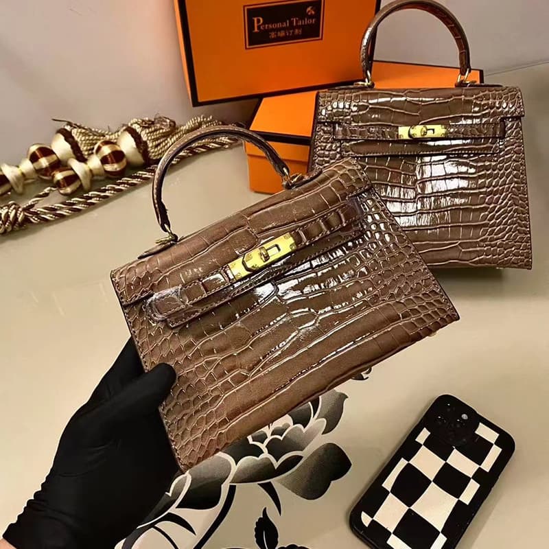 Sac à main Mini Kelly de deuxième génération en cuir véritable à motif crocodile pour femme (collection 2026), porté épaule.