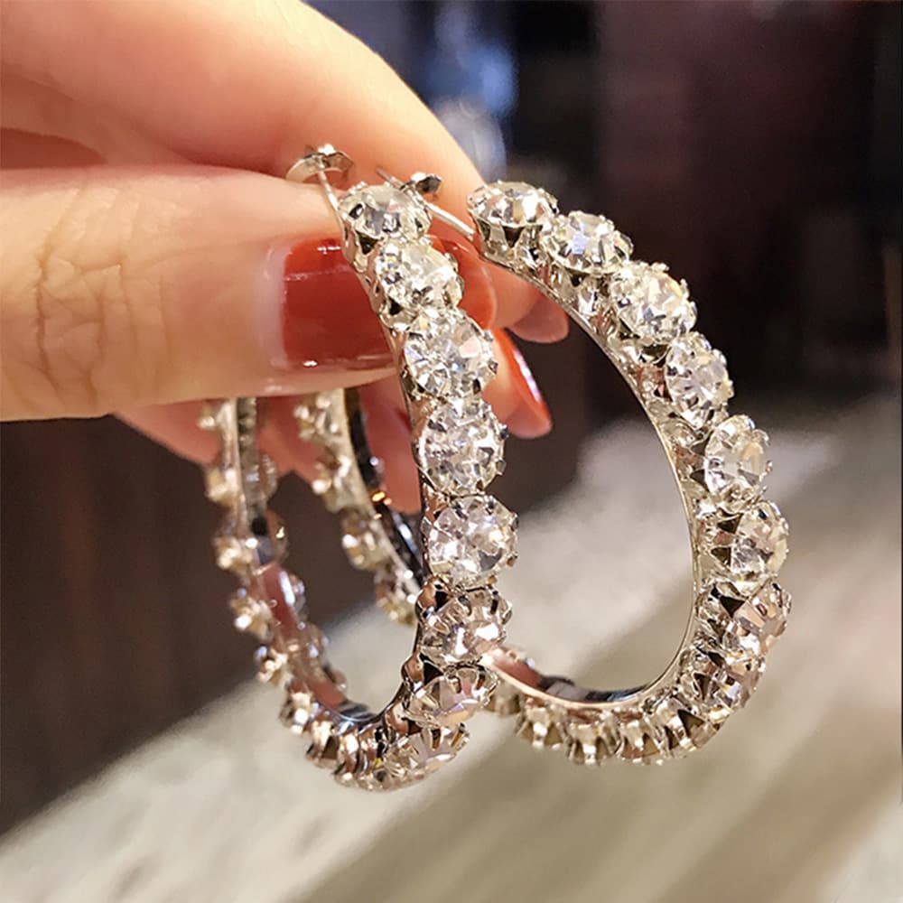 Cao Shi's Personality Exaggerates Big Earrings, Fashion Street Shoots, Super Large Earrings