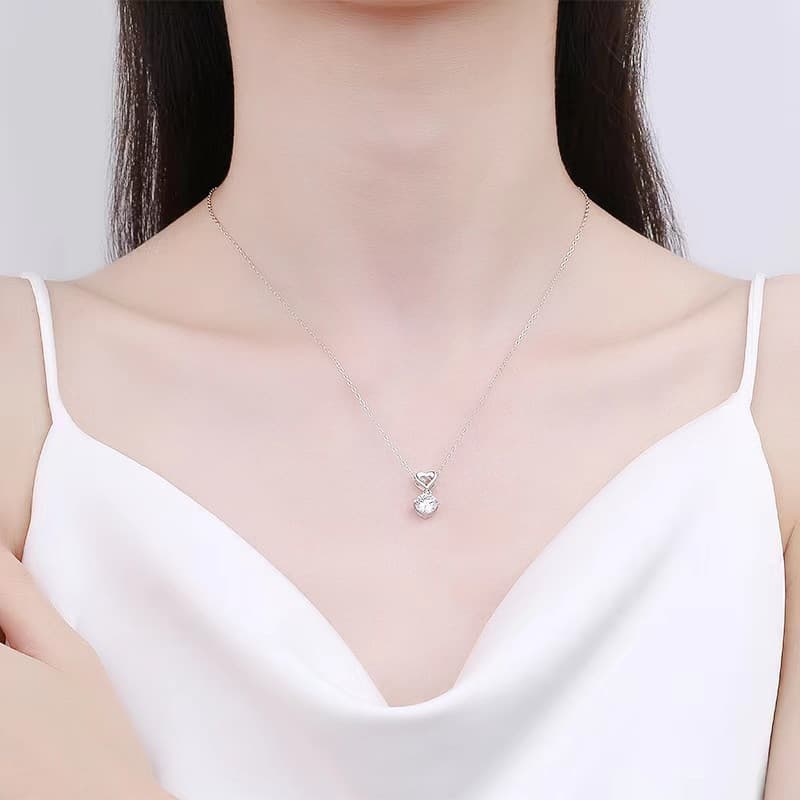 Fashion One Carat Mozambique Diamond Four Claw Necklace PT White Gold Simple Love Pendant