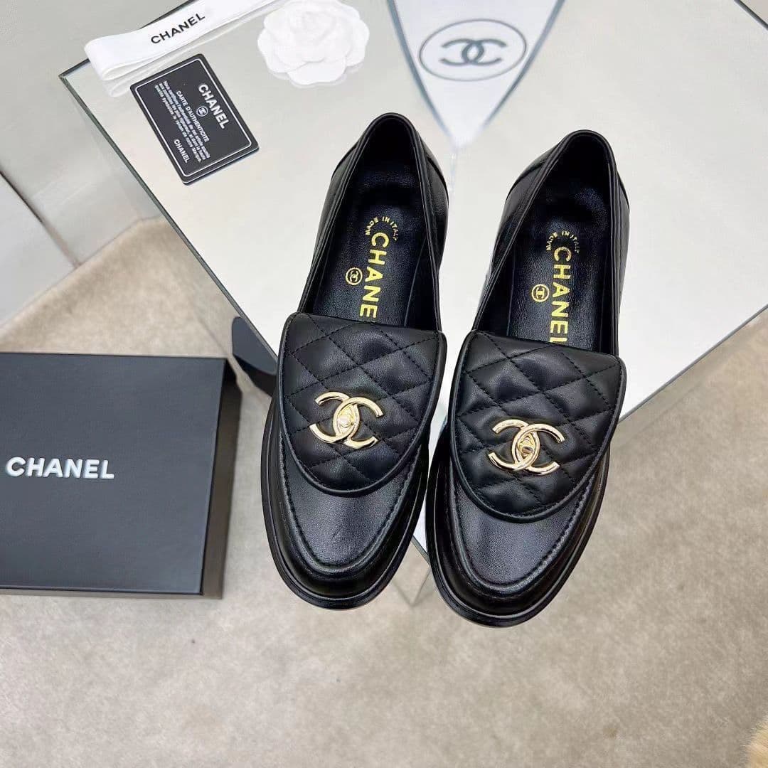 Mocassins 2026, style rétro britannique, véritables chaussures en cuir noir de qualité supérieure avec bride métallique.