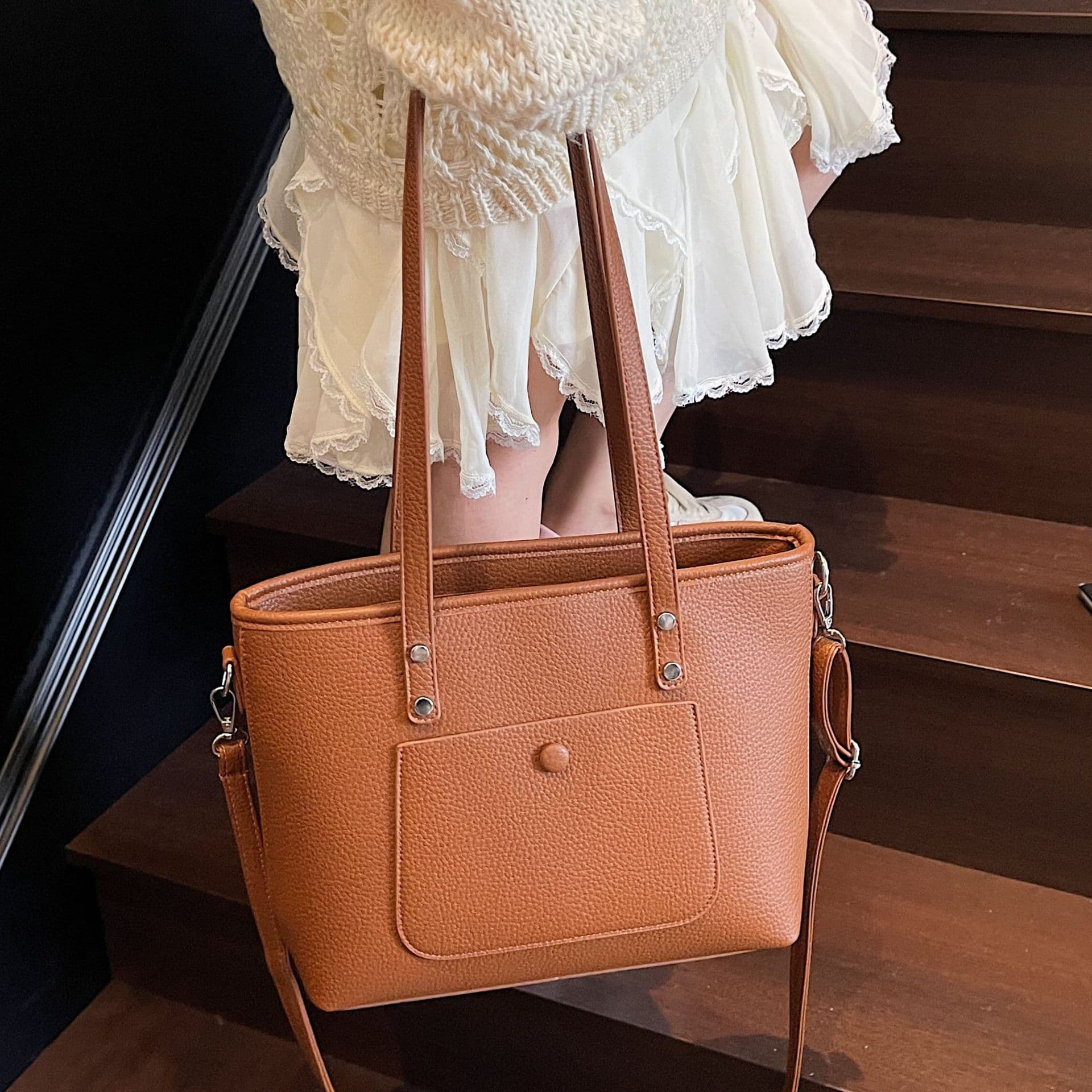 Vintage-Inspired Large Tote Bag – Roomy PU Leather Shoulder Bag For Women (Quilted Stitching, Dual Straps, Zip Closure, Neutral Tones)​