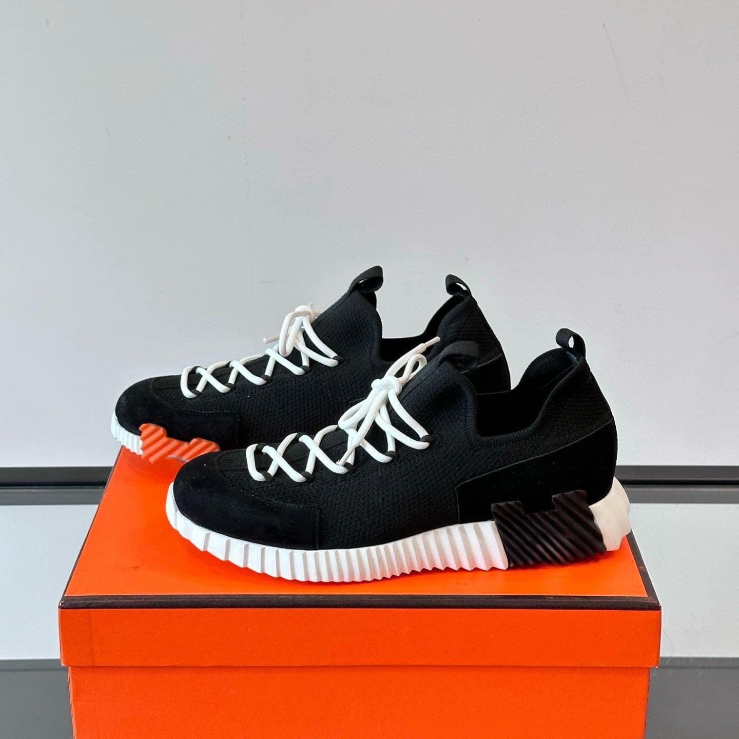 Chaussures de sport décontractées pour hommes, tige tissée, légères, tendance et élégantes, blanches et noires, à lacets, qualité export