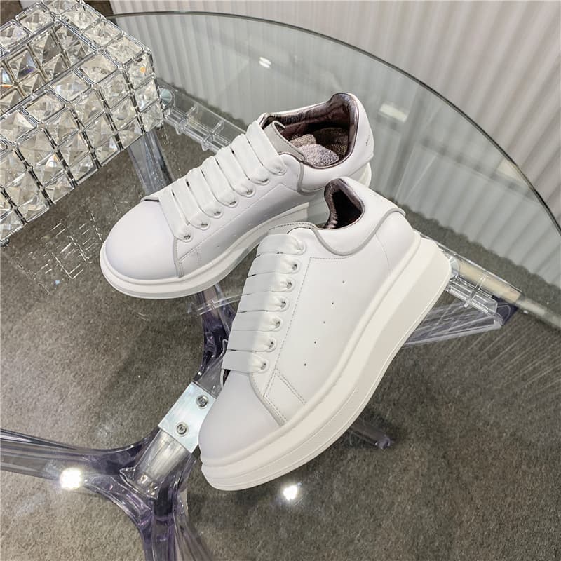 Chaussures blanches Mc Queen en cuir de vachette de haute qualité pour femmes 2023, nouvelles chaussures de sport décontractées à semelle épaiss