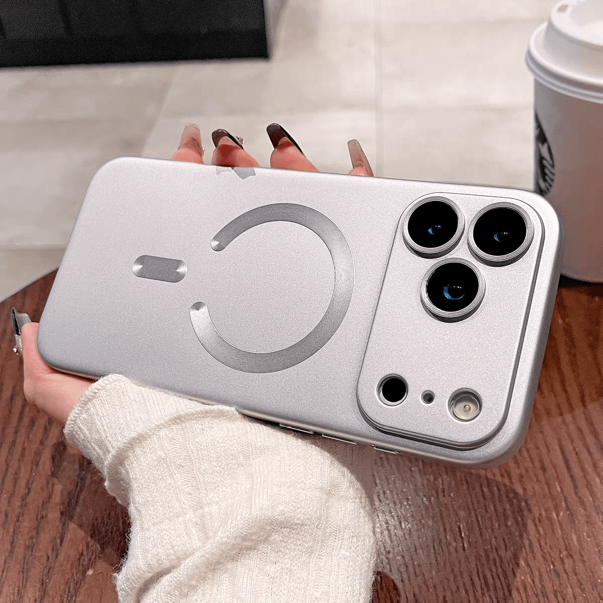 Coque souple magnétique à peinture métallisée pour iPhone 17 Air 16 E 15 14 Plus 13 12 11 Pro Max avec chargeur sans fil