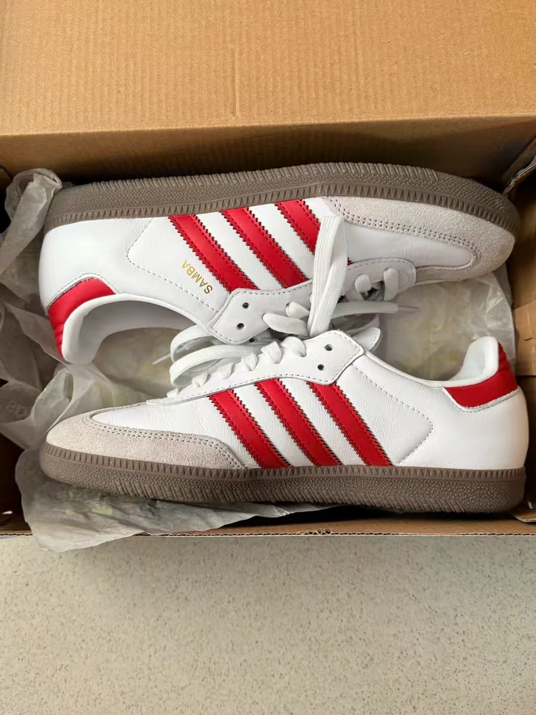 Baskets rétro unisexes Adias Originals Samba OG, chaussures à lacets en cuir blanc et noir, style streetwear classique avec semelle extérieure en