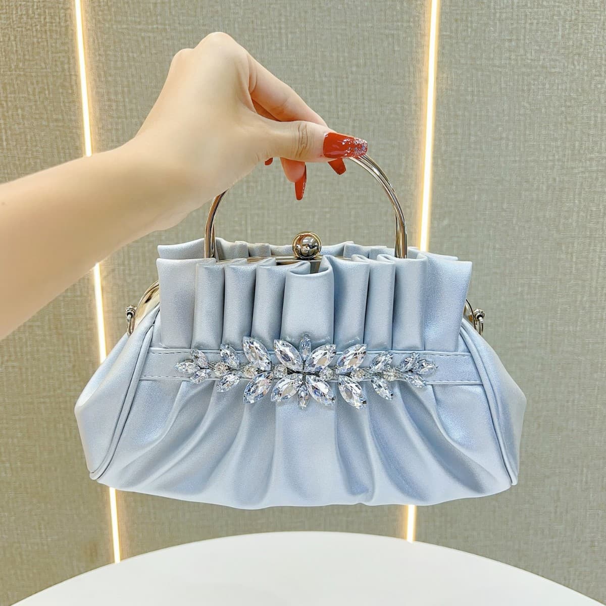 Women's Evening Bags Handbag Vintage Diamond-encrusted Ladies Clutch Bag Pleated Socialite Clutch Bag Stylish One-shoulder Skew Straddle Dinner Bag