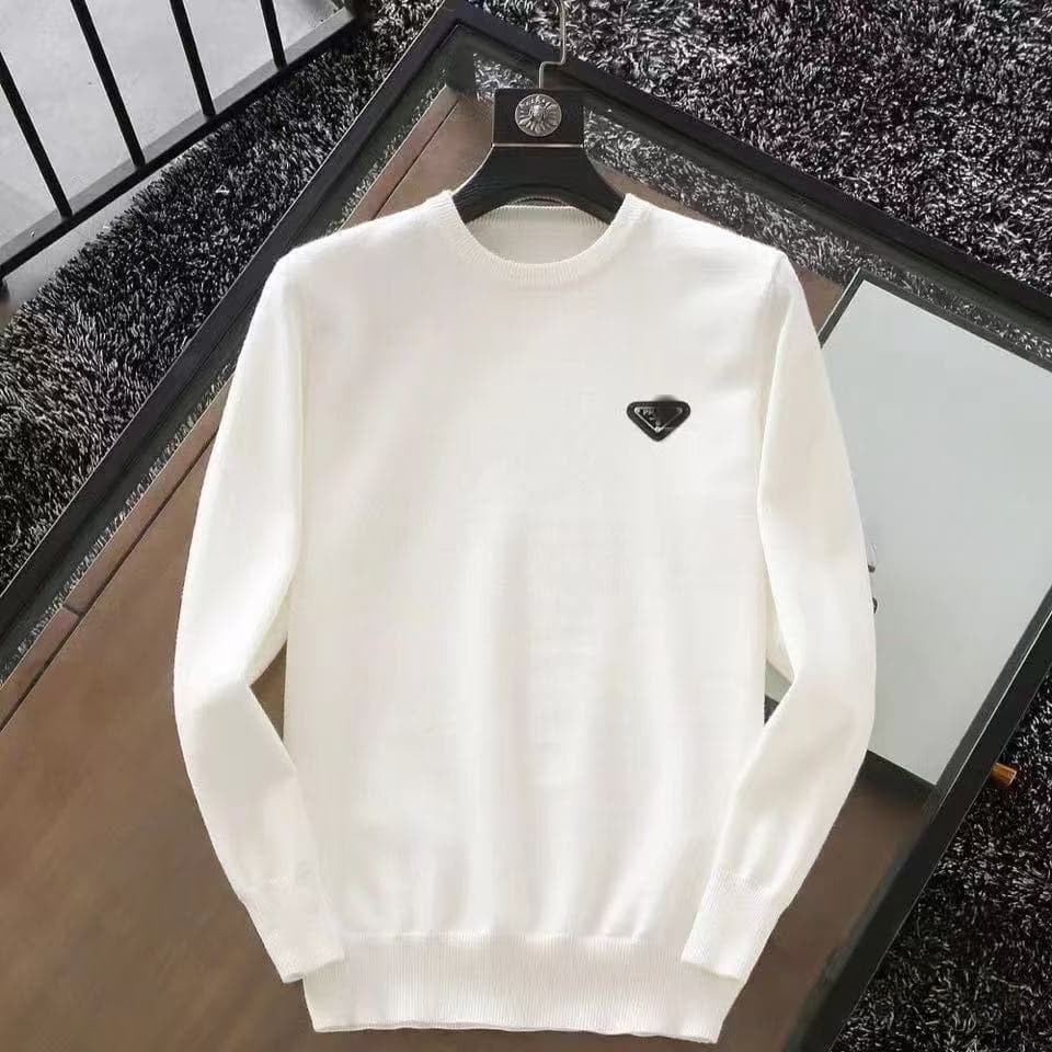 Pull en laine à col rond, style décontracté, orné du logo triangulaire en métal de la marque Cross-border Trendy Brand.
