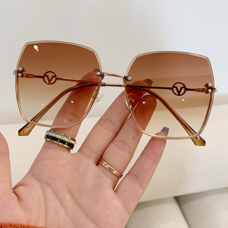 Trimmed New Frameless Sunglasses For Women's Fashion, With A Large Metal Frame And Gradient Light Colored Sunglasses. nd .