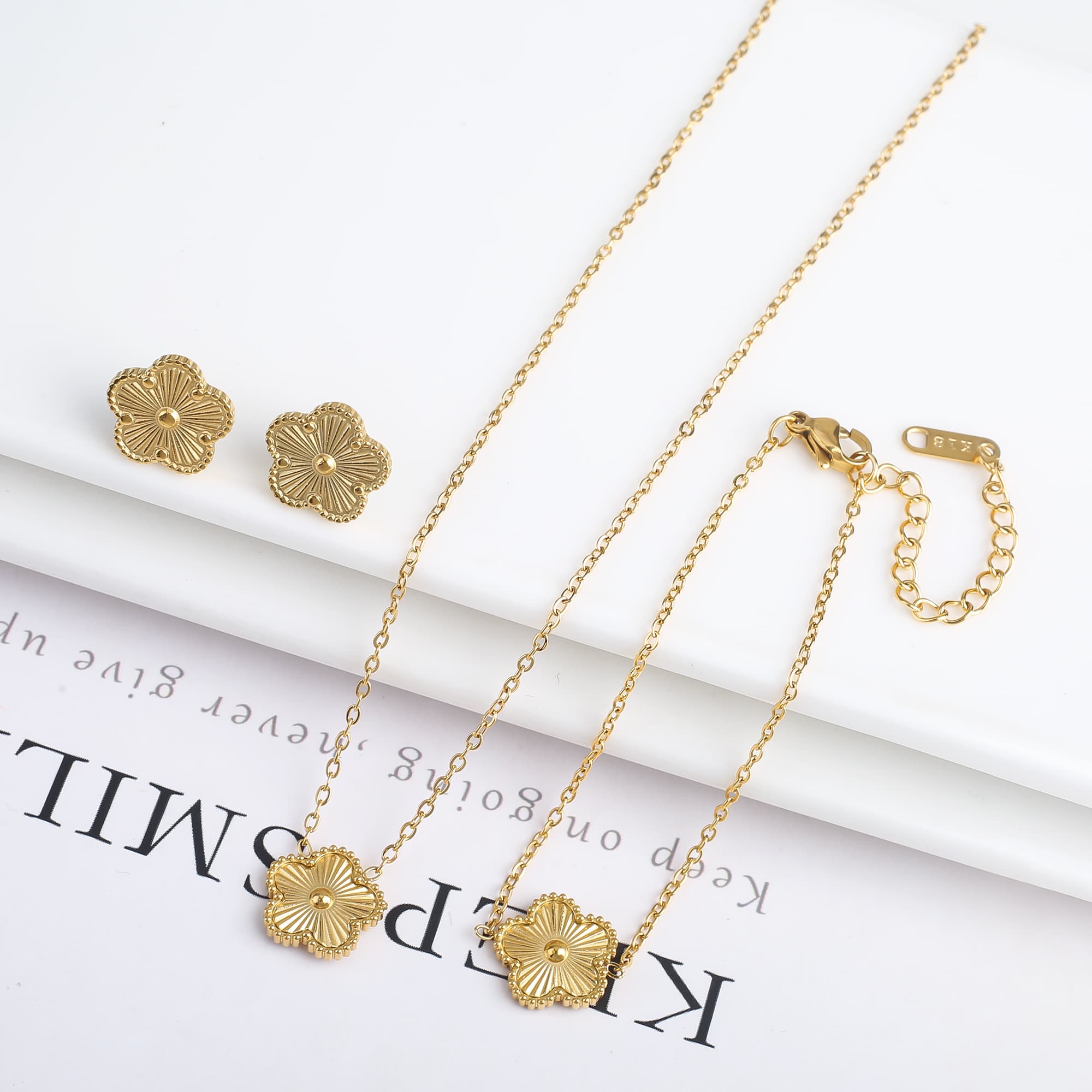 Ensemble de 3 pièces plaqué or 18 carats : collier, boucles d'oreilles et bracelet en forme de fleur à cinq feuilles. Bijou tendance pour femme, i