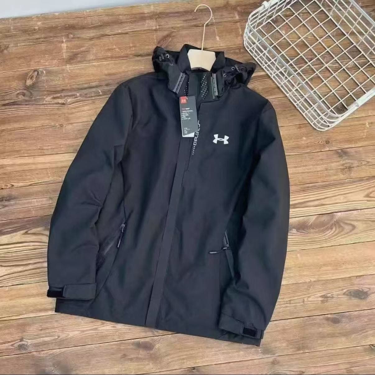 Veste imperméable à capuche style Under Armour – Tissu technique coupe-vent, capuche ajustable, veste de pluie unisexe pour la randonnée et le q