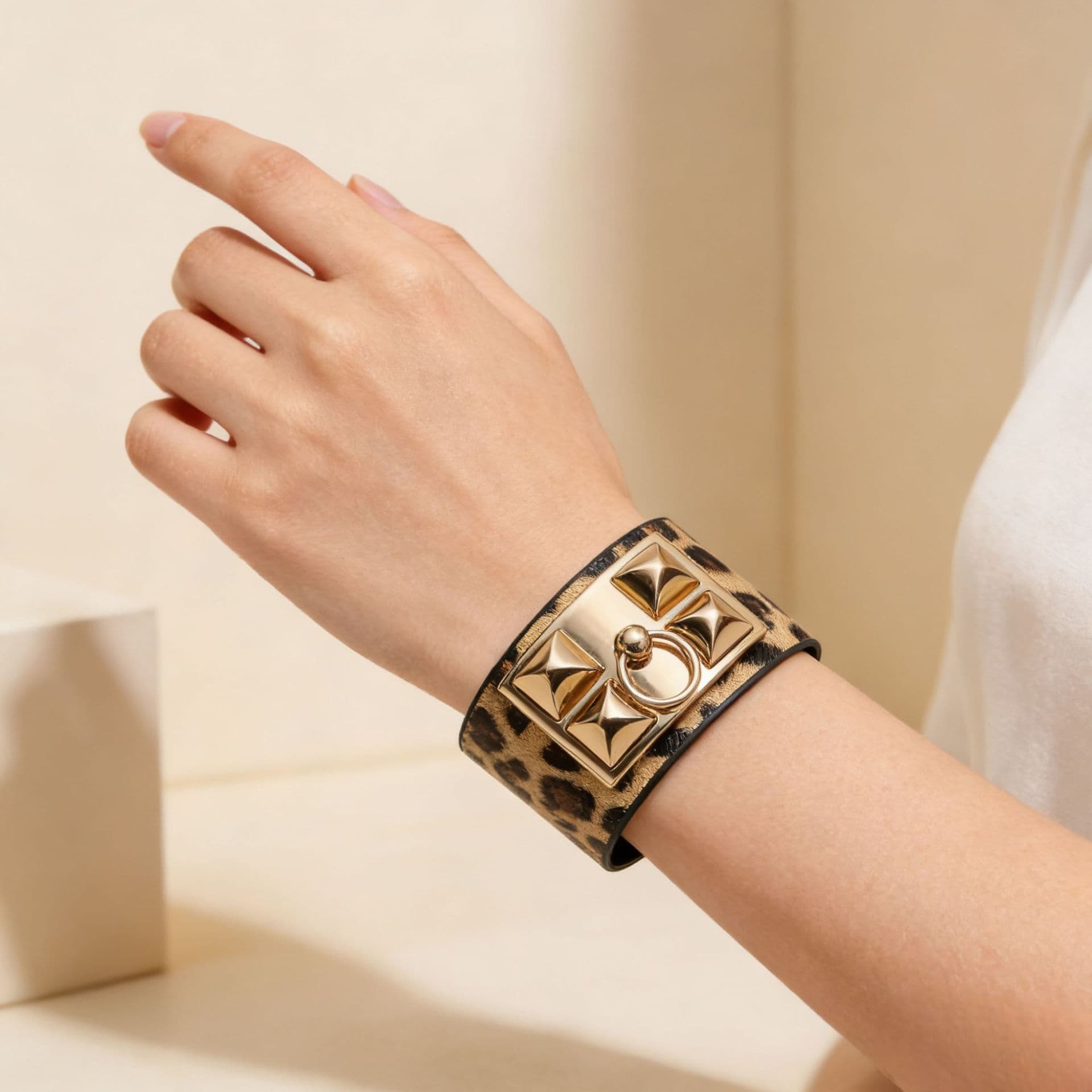 European And American Fashion PU Leather For Women, Versatile Pyramid-shaped Bracelet Jewel, Personalized Hand
