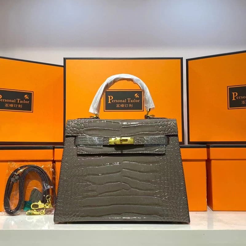 Sac à main Mini Kelly de deuxième génération en cuir véritable à motif crocodile pour femme (collection 2026), porté épaule.