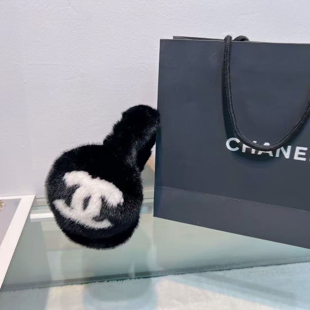 Cache-oreilles/couvre-bras en fourrure de lapin doublée du logo Double C. Un indispensable pour rester au chaud en hiver. Vente directe d'usine.