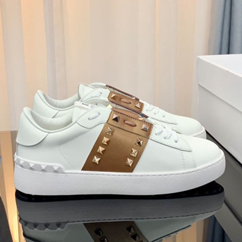 2024 Nouvelles chaussures de sport décontractées V-Home avec rivets, chaussures blanches en cuir véritable, planche de couple à la mode et tendan