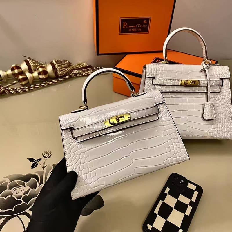 Sac à main Mini Kelly de deuxième génération en cuir véritable à motif crocodile pour femme (collection 2026), porté épaule.