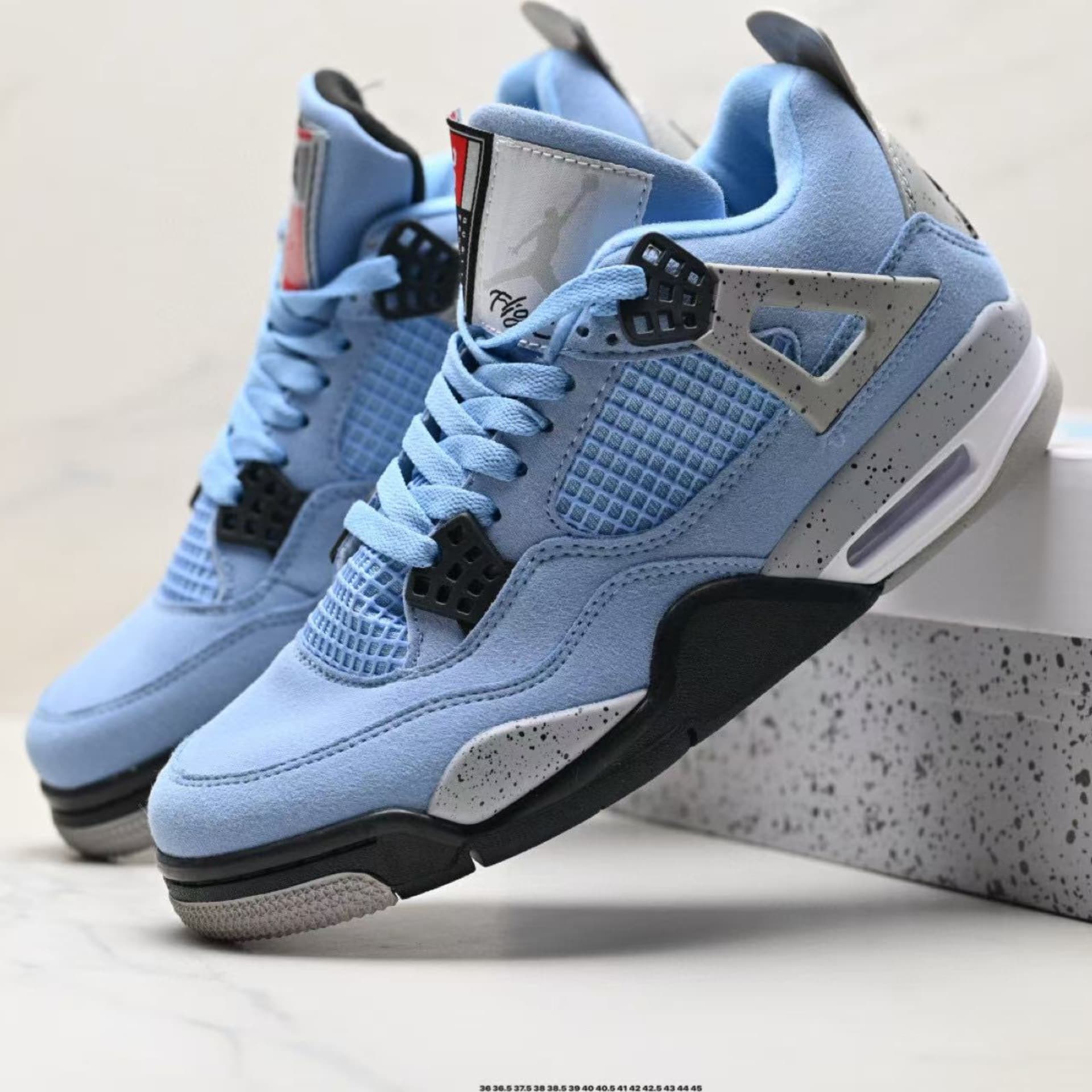 Baskets de basketball pratiques disponibles en blanc, vert, noir, jaune, rouge, bleu, modèles classiques Thunder Lightning, Jordan 4 montantes