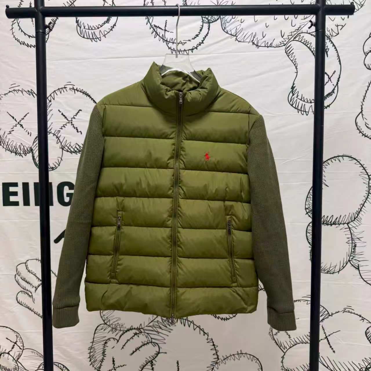 Polo Ralph Lauren Veste matelassée homme à col montant et manches en maille patchwork, chaude et zippée, style décontracté et ample.
