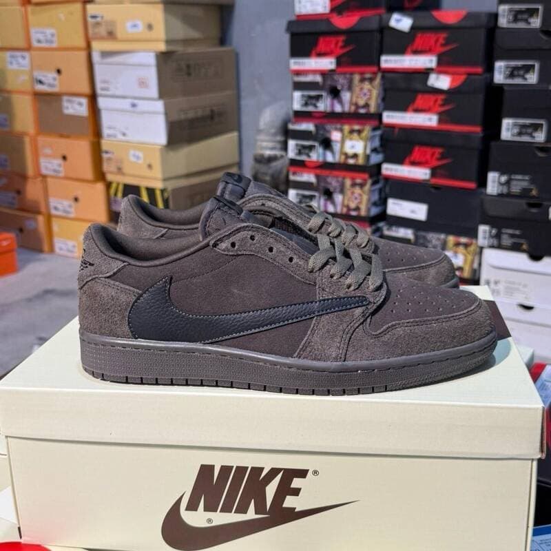 Baskets basses tendance AJ1 marron foncé avec Swoosh inversé, collaboration pour couples.