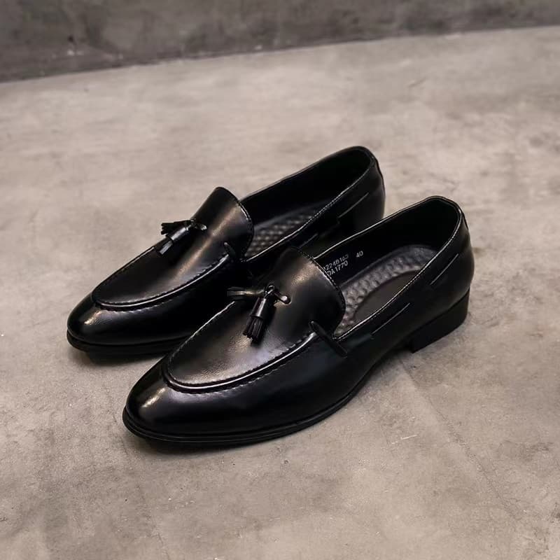 2025s Tassel Men Pointed Toe British Slip-On Men's Casual Leather Shoes 2025 New Trendy Loafers