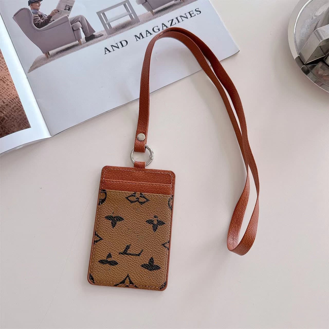 Insérer un badge de travail, un cordon, un porte-cou, un étui pour carte d'étudiant, une marque tendance
