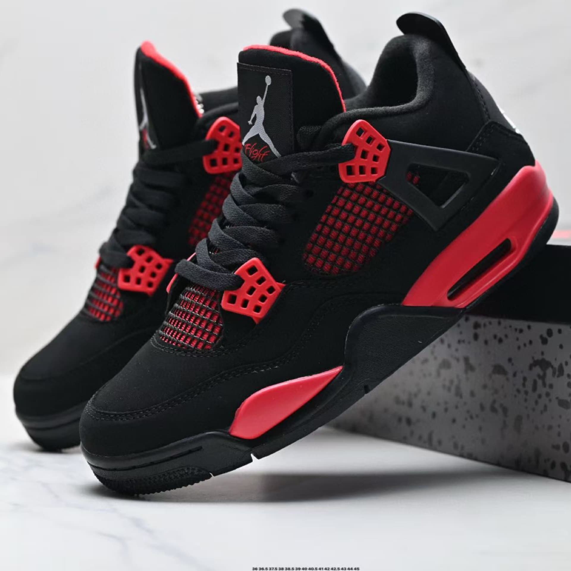 Baskets de basketball pratiques disponibles en blanc, vert, noir, jaune, rouge, bleu, modèles classiques Thunder Lightning, Jordan 4 montantes