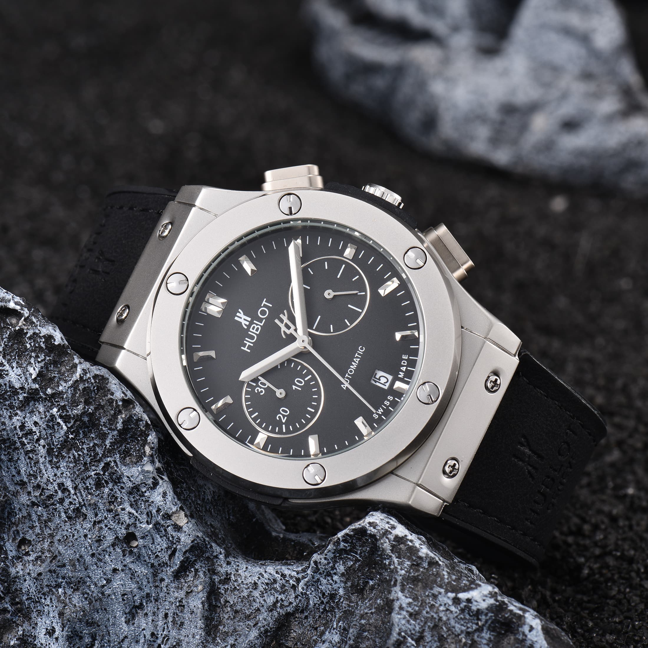 Montre homme à quartz, un best-seller, tendance et sportive, précise même en marchant.
