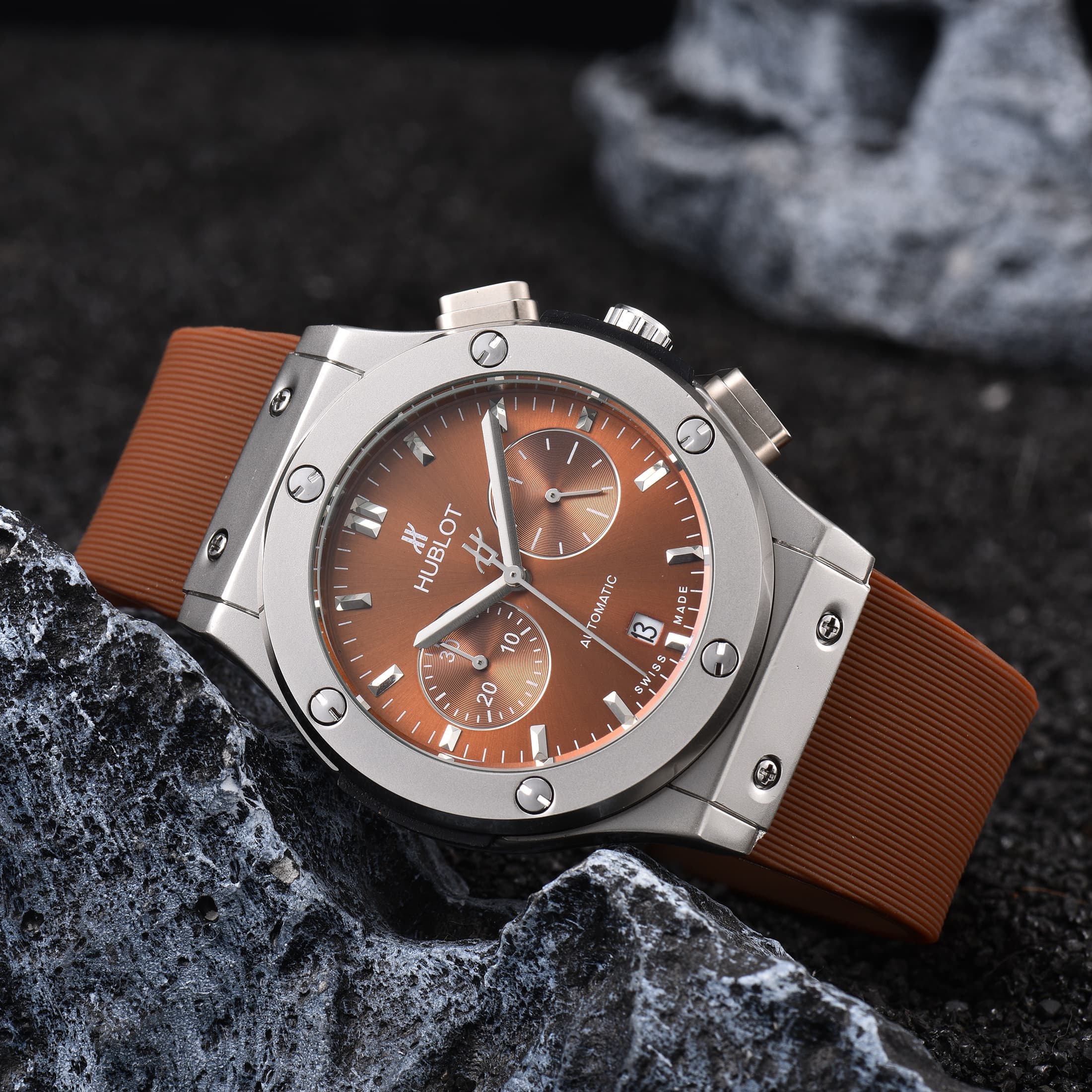Montre homme à quartz, un best-seller, tendance et sportive, précise même en marchant.