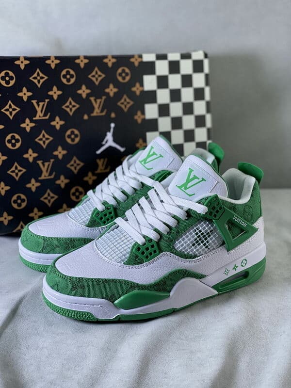 Chaussures de basketball Nike Air Jordan 4 neuves (pointures 26-27).