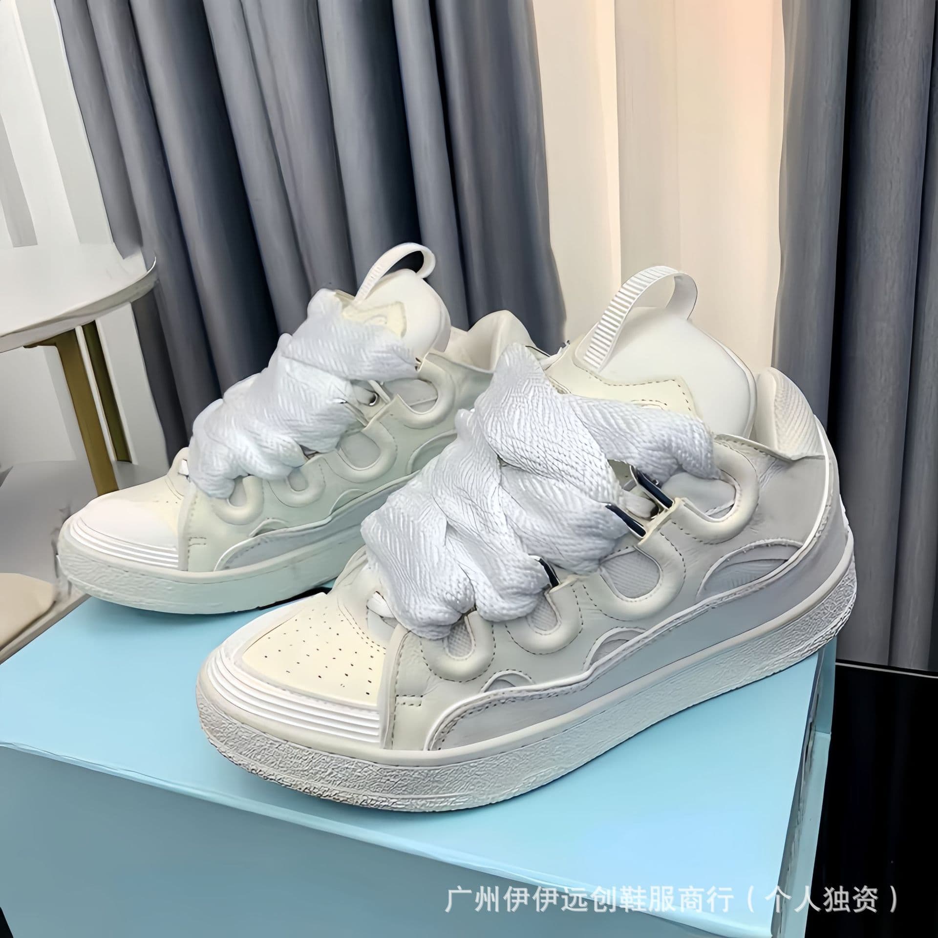 Chaussures de style européen et américain pour femmes, baskets rétro classiques blanches, chaussures de voyage décontractées et antidérapantes