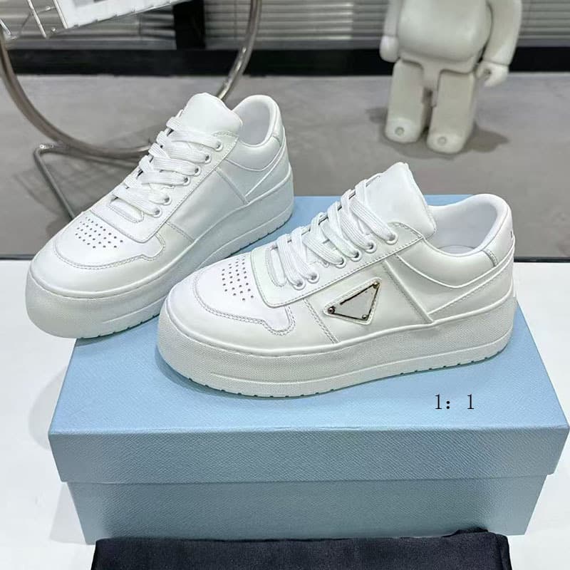 Chaussures de sport décontractées en cuir pour femmes, style western, avec logo triangulaire, Little White Ins Trendy P Home, nouvelle collection 2