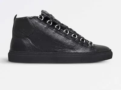 En stock : Baskets montantes noires classiques parisiennes plissées, grandes tailles, finition huilée à l'huile de cheval.