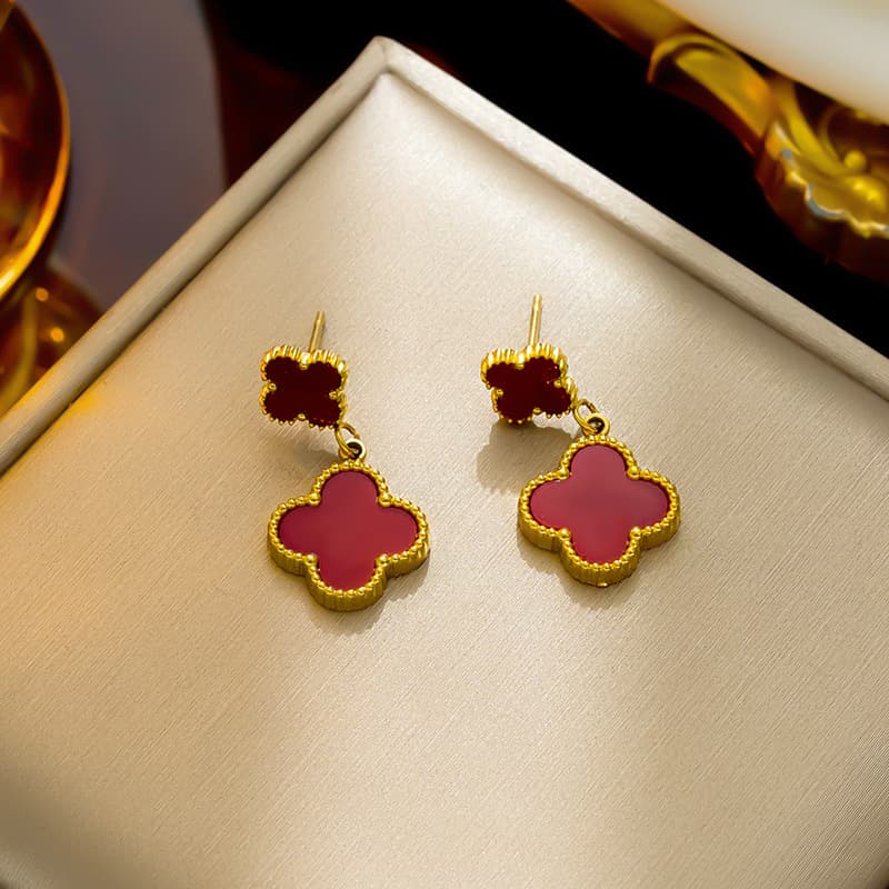 Boucles d'oreilles en acier inoxydable à quatre feuilles de trèfle classique de tempérament, boucles d'oreilles en acier titane polyvalentes perso