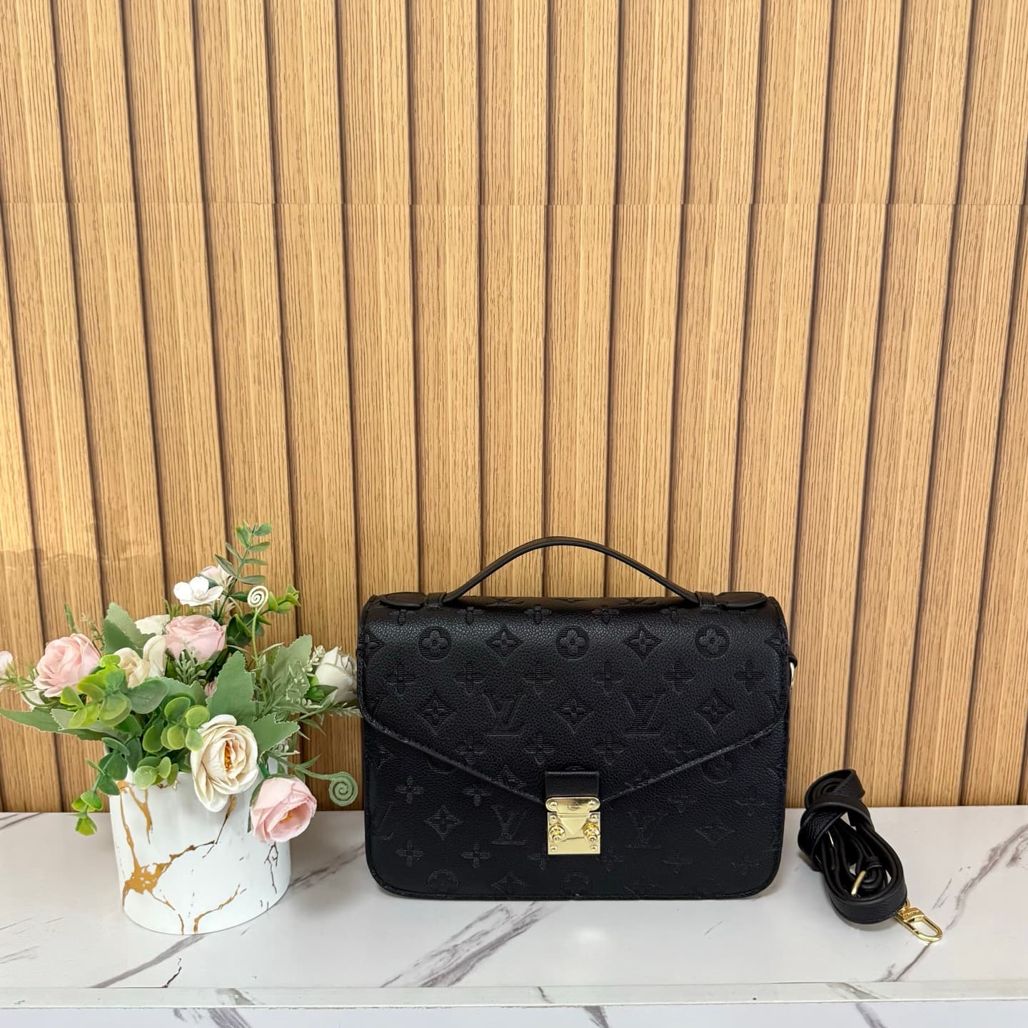 Sac bandoulière de luxe à motif monogramme, poignée supérieure, style décontracté, idéal pour le bureau et les voyages.