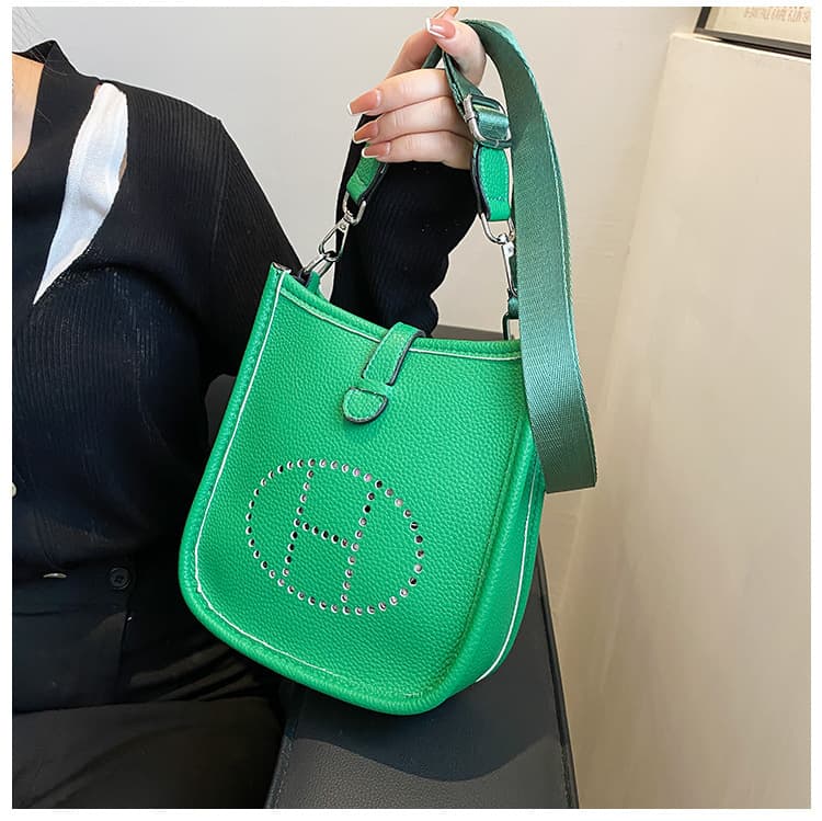 Sac bandoulière carré simple et uni pour femme, collection printemps 2026. Style décontracté et tendance.