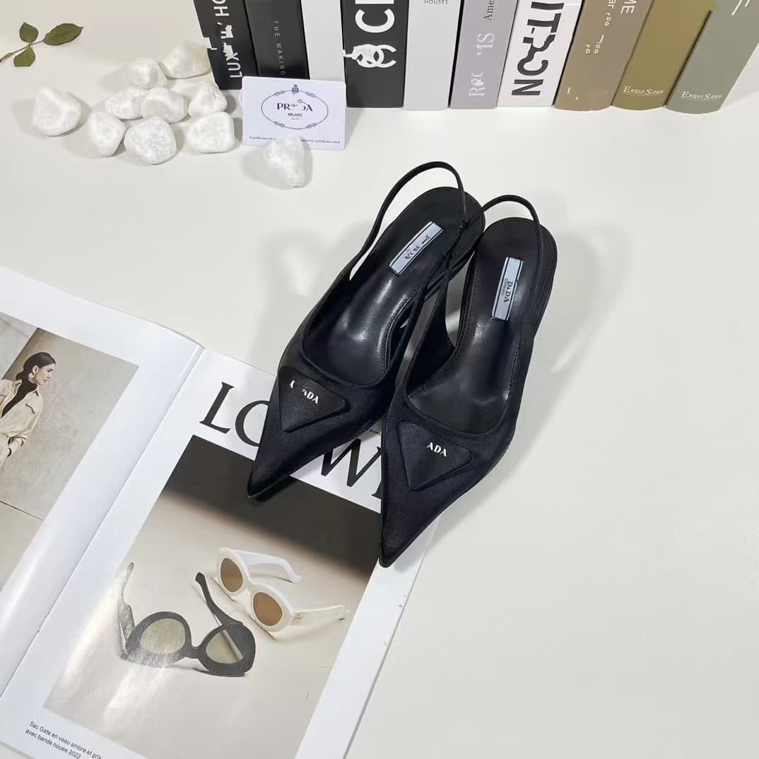 Escarpins pointus noirs d'été à talons hauts