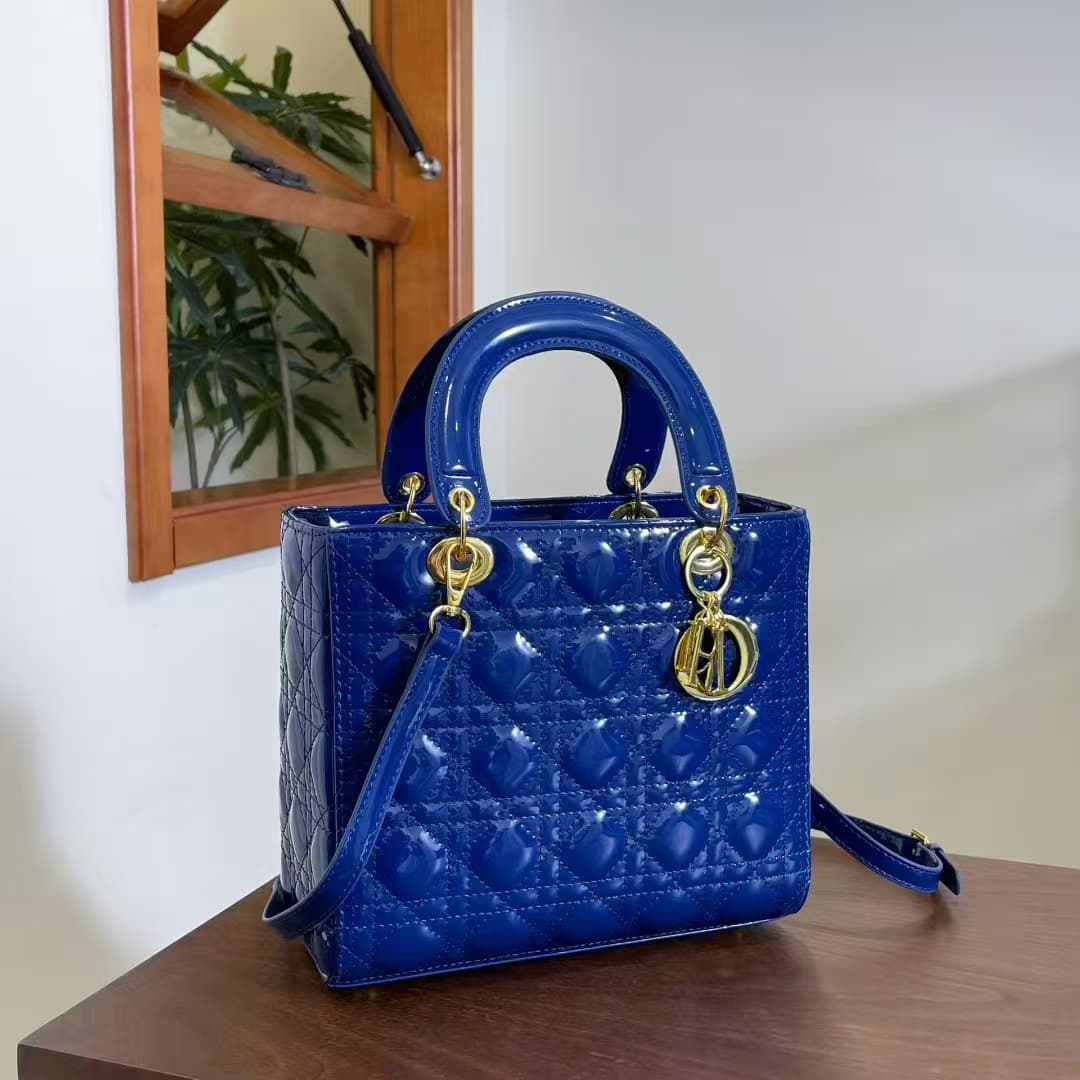 Sac à main matelassé brillant DIO-R Lady, avec poignée supérieure et bandoulière amovible, style tendance et finitions dorées. Un sac de luxe i