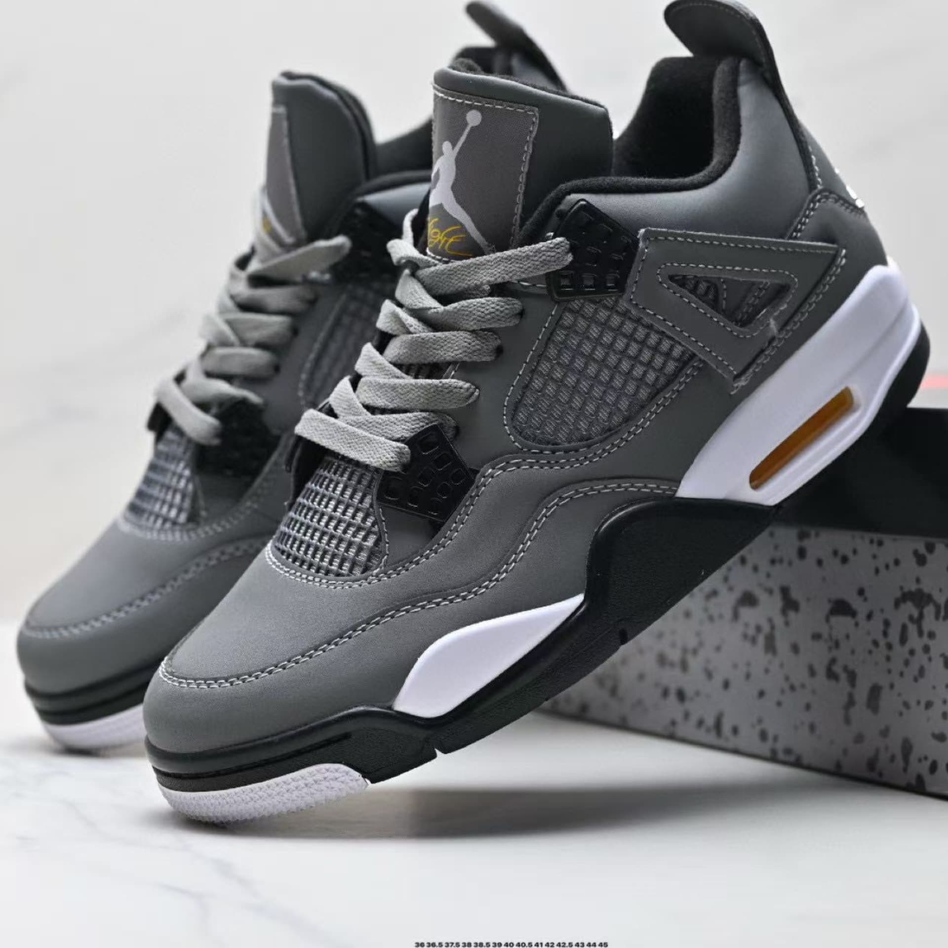 Baskets de basketball pratiques disponibles en blanc, vert, noir, jaune, rouge, bleu, modèles classiques Thunder Lightning, Jordan 4 montantes