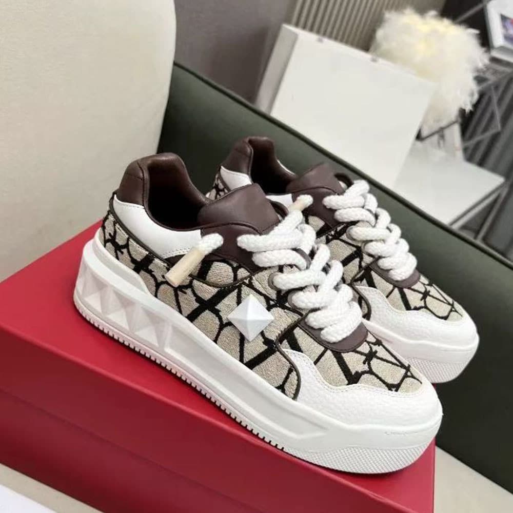 Chaussures blanches à semelles épaisses et rivets rehaussants pour hommes, style décontracté, polyvalent et tendance pour femmes.